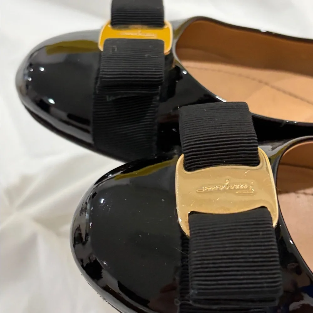 Salvatore Ferragamo Black Patent Vara Bow Flats with Gold Logo - Picture 3 of 7